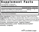 Nature's Fusions mano sosteniendo cápsula para demostrar tamaño y facilidad