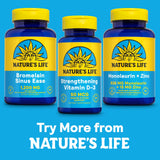 Nature's Life cápsula junto a moneda para mostrar tamaño y porción