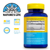 Nature's Life cápsula en mano para comparar tamaño y facilitar la dosificación