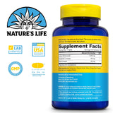 Nature's Life tabletas en mano para tamaño y facilidad de consumo