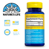 Nature's Life tableta en mano demostrando tamaño conveniente y toma fácil