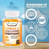 Nature's Nutrition gominolas en mano mostrando tamaño real para facilitar la dosificación
