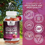 Mano sosteniendo una gomita Nature's Nutrition, muestra la practicidad y formato masticable