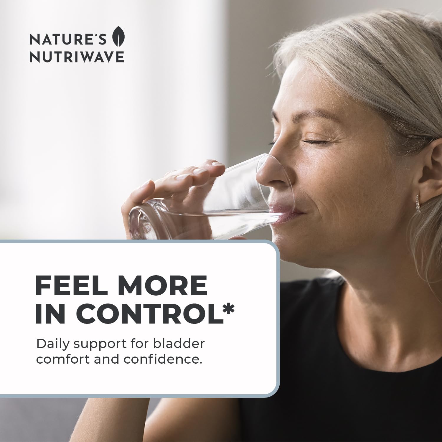 Nature’s NutriWave FemiCore cápsulas dentro de bolso para uso en movimiento