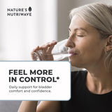 Nature’s NutriWave FemiCore cápsulas dentro de bolso para uso en movimiento