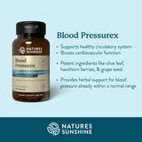 Close-up de una cápsula Blood Pressurex de Nature's Sunshine que resalta la textura y facilidad de ingestión