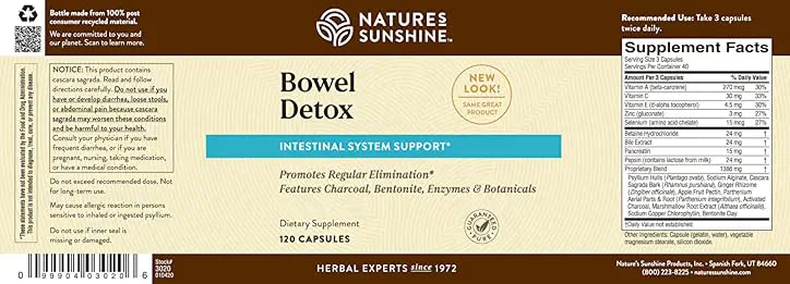 Nature's Sunshine cápsulas junto a vaso de agua y reloj, sugiere integración en rutina diaria y conveniencia