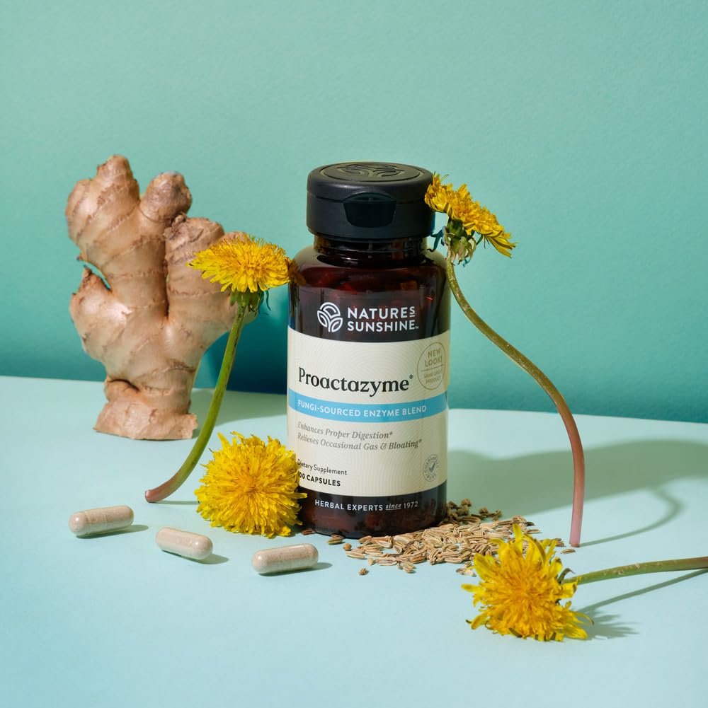 Nature's Sunshine cápsulas veganas en mano mostrando facilidad de toma