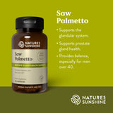 Nature's Sunshine cápsula en mano muestra tamaño y conveniencia diaria