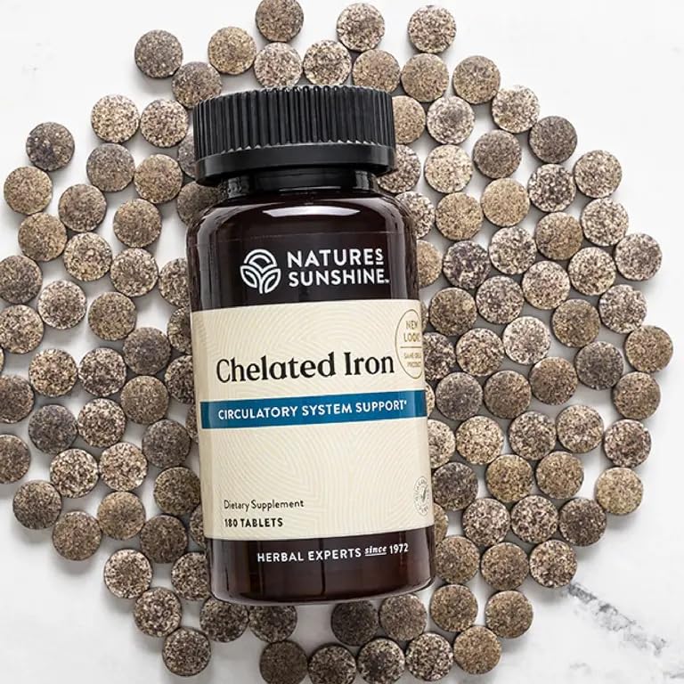 Nature's Sunshine tableta en mano para comparación de tamaño y dosis conveniente