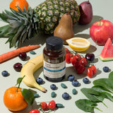 Nature's Sunshine persona sosteniendo tableta lista para tomar, facilita adherencia diaria