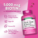Nature's Truth softgel en mano que ilustra tamaño y facilidad de uso