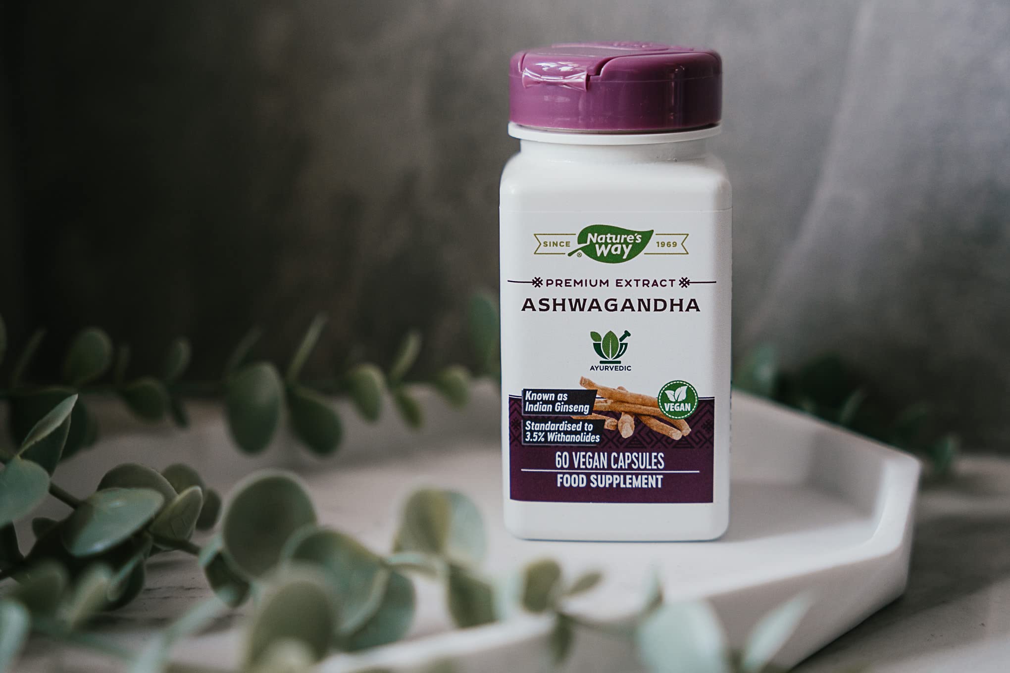 Nature's Way frasco de Ashwagandha en entorno saludable y cotidiano