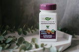 Nature's Way frasco de Ashwagandha en entorno saludable y cotidiano