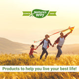 Nature's Way mano sosteniendo cápsula de Ashwagandha para consumo diario