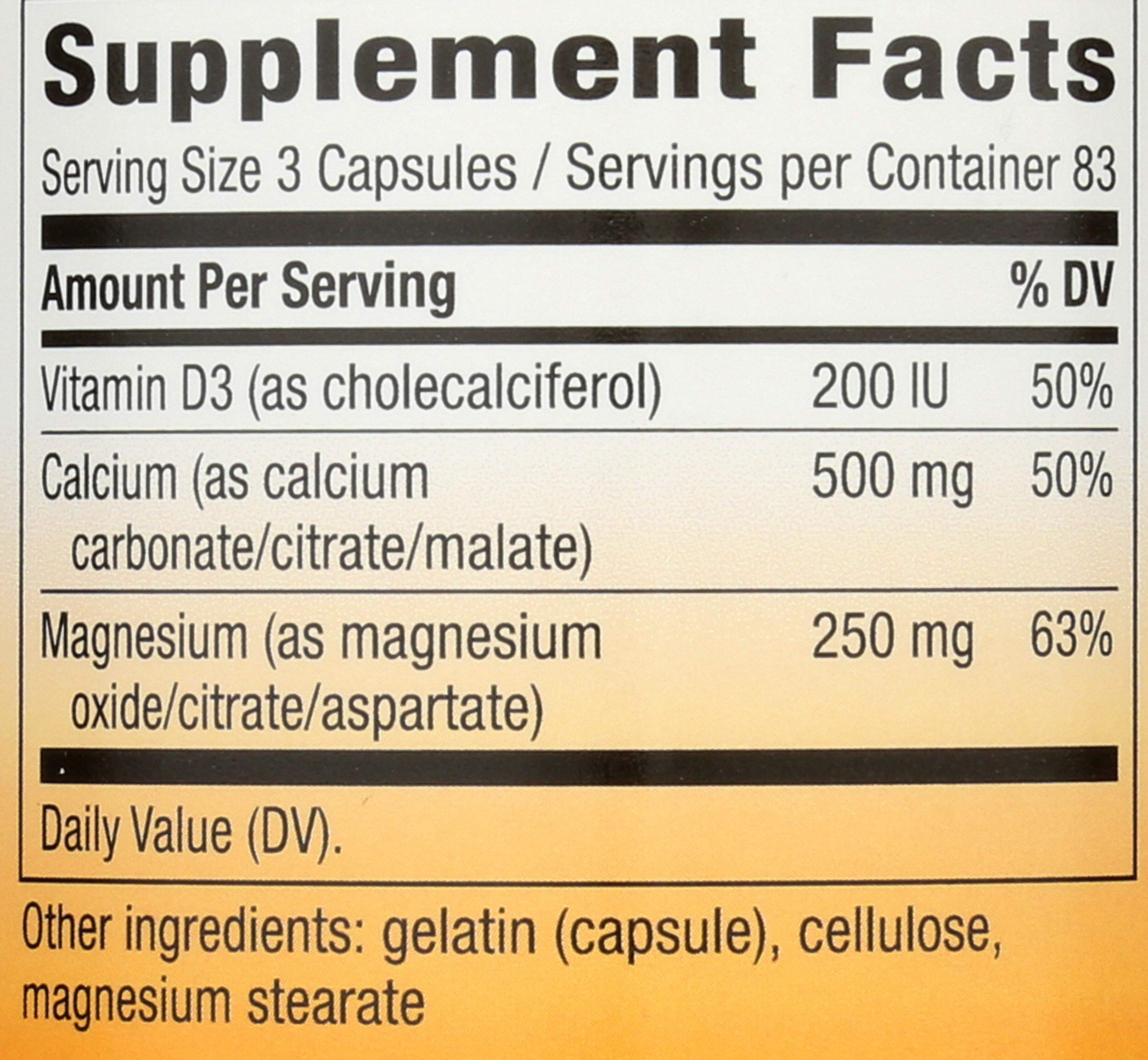 Nature's Way cápsula en mano para comparar tamaño y dosificación