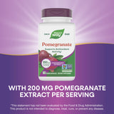 Nature's Way mano sosteniendo frasco, demostrando tamaño práctico