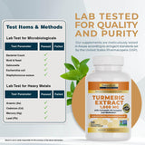 Nature's Lab cápsula en mano para comparar tamaño y facilidad