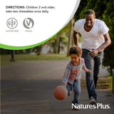 NaturesPlus familia en cocina usando suplemento para rutina saludable