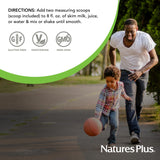 NaturesPlus comparación de tamaño del envase sostenido en mano para referencia