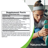 NaturesPlus tableta al lado de una mano para comparar tamaño y dosificación clara