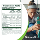NaturesPlus comprimido sostenido en mano para comparar tamaño y facilitar la toma sin agua