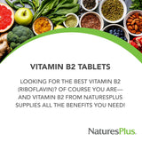 NaturesPlus comprimido en mano para comparar tamaño y facilitar dosificación