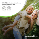 NaturesPlus mujer con cabello brillante usando el suplemento para mejorar aspecto