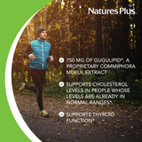 NaturesPlus tableta en mano para comparar tamaño y dosificación visual