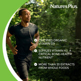 NaturesPlus frasco junto a plantas que ilustran ingredientes orgánicos