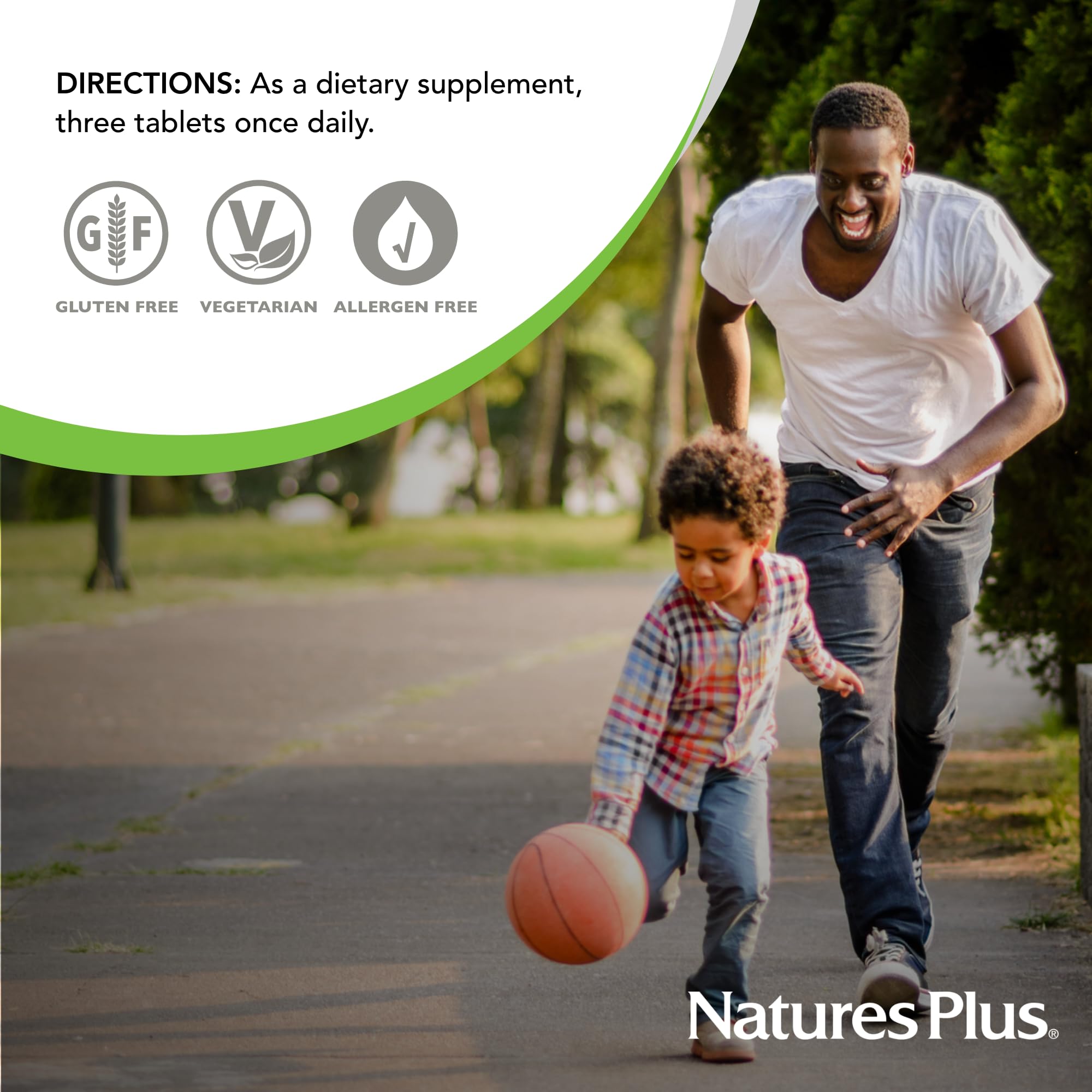 NaturesPlus mujer embarazada usando suplemento para apoyo nutricional diario