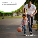 Comparación de tamaño NaturesPlus PABA junto a moneda para referencia de escala y dosificación