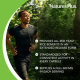 NaturesPlus tableta en mano para comparar tamaño y facilidad de ingesta