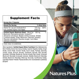 NaturesPlus cápsulas en la mano ilustrando tamaño y dosificación cómoda