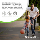 NaturesPlus botella Source of Life GOLD en mano para comparar tamaño, muestra rendimiento por porciones