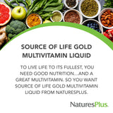 NaturesPlus multivitamínico vertido en un vaso listo para tomar, conveniencia diaria