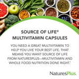 NaturesPlus cápsula Source of Life en mano para apreciar tamaño y dosificación