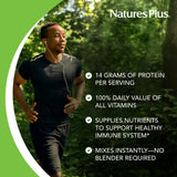 NaturesPlus SPIRU-TEIN comparación de tamaño en mano para valorar porciones