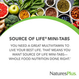 NaturesPlus tableta en mano para comparar tamaño y facilidad de uso