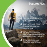 NaturesPlus tableta en mano para comparar tamaño y fácil ingestión