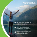 NaturesPlus tabletas en mano para comparar tamaño y facilidad de masticar