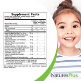 NaturesPlus niño tomando tableta destaca aceptación y conveniencia familiar