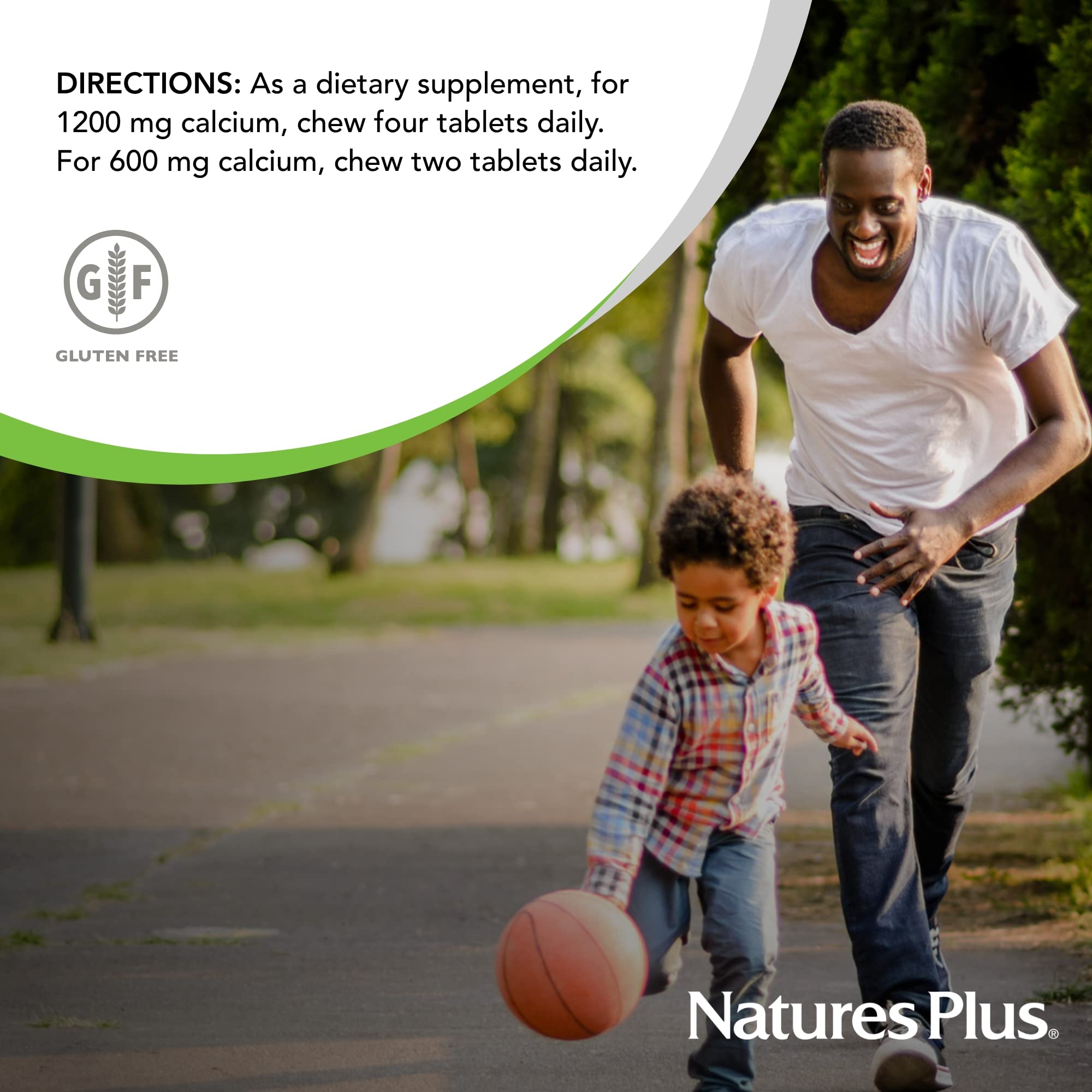 NaturesPlus persona masticando un comprimido mostrando cómo tomar el suplemento con comodidad