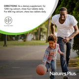 NaturesPlus persona masticando un comprimido mostrando cómo tomar el suplemento con comodidad