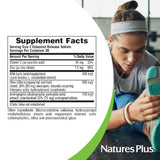 NaturesPlus mano sosteniendo tabletas Tri-Immune para dosificación