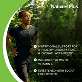 NaturesPlus persona tomando una tableta masticable en la oficina