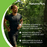 NaturesPlus hombre tomando suplemento para un cabello más denso y saludable