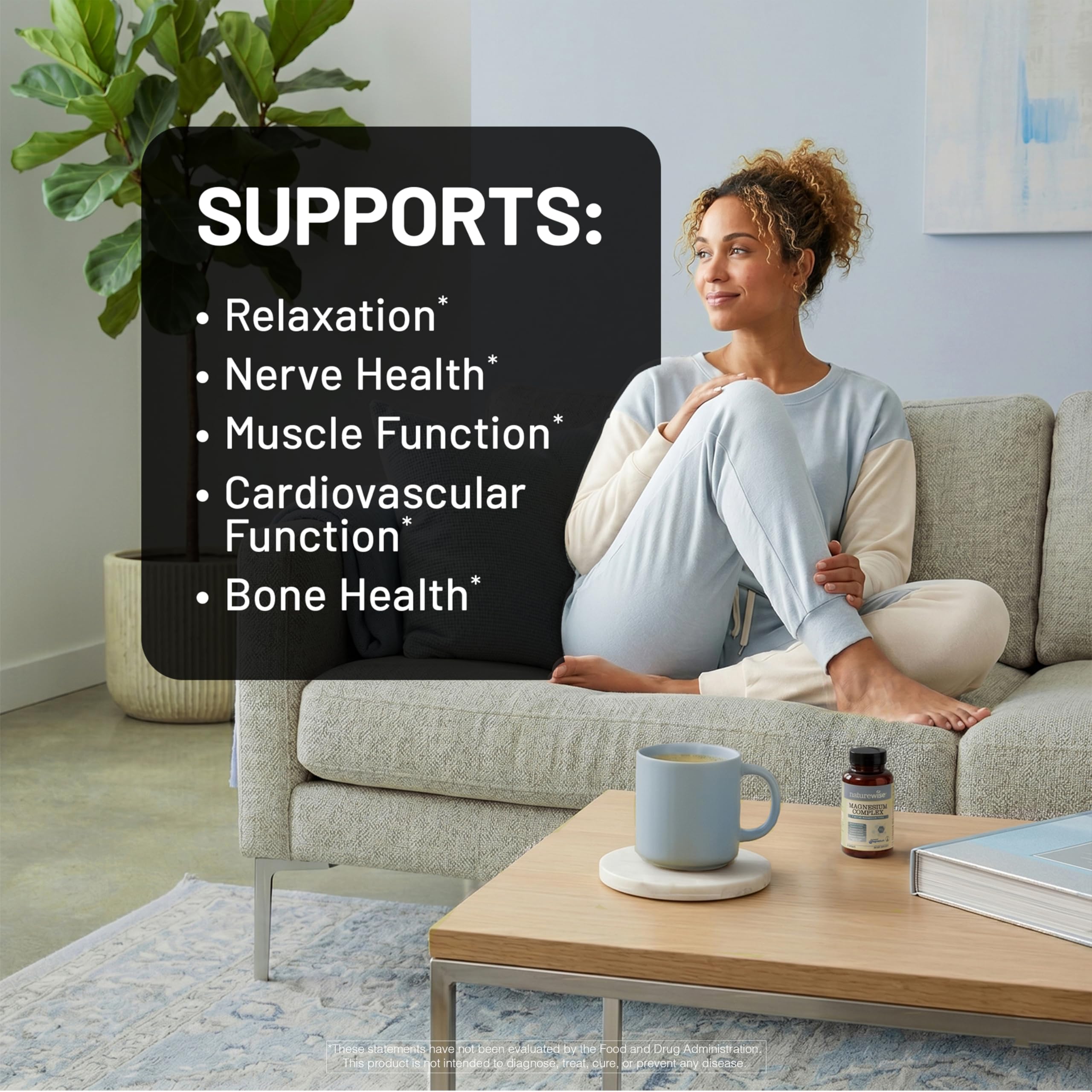 NatureWise cápsulas en la mano para visualizar la dosis y facilidad de ingestión