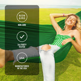 NatureWise producto sobre mesita nocturna en rutina de sueño tranquila