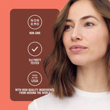 NatureWise mujer tomando cápsula ilustrando uso diario sencillo
